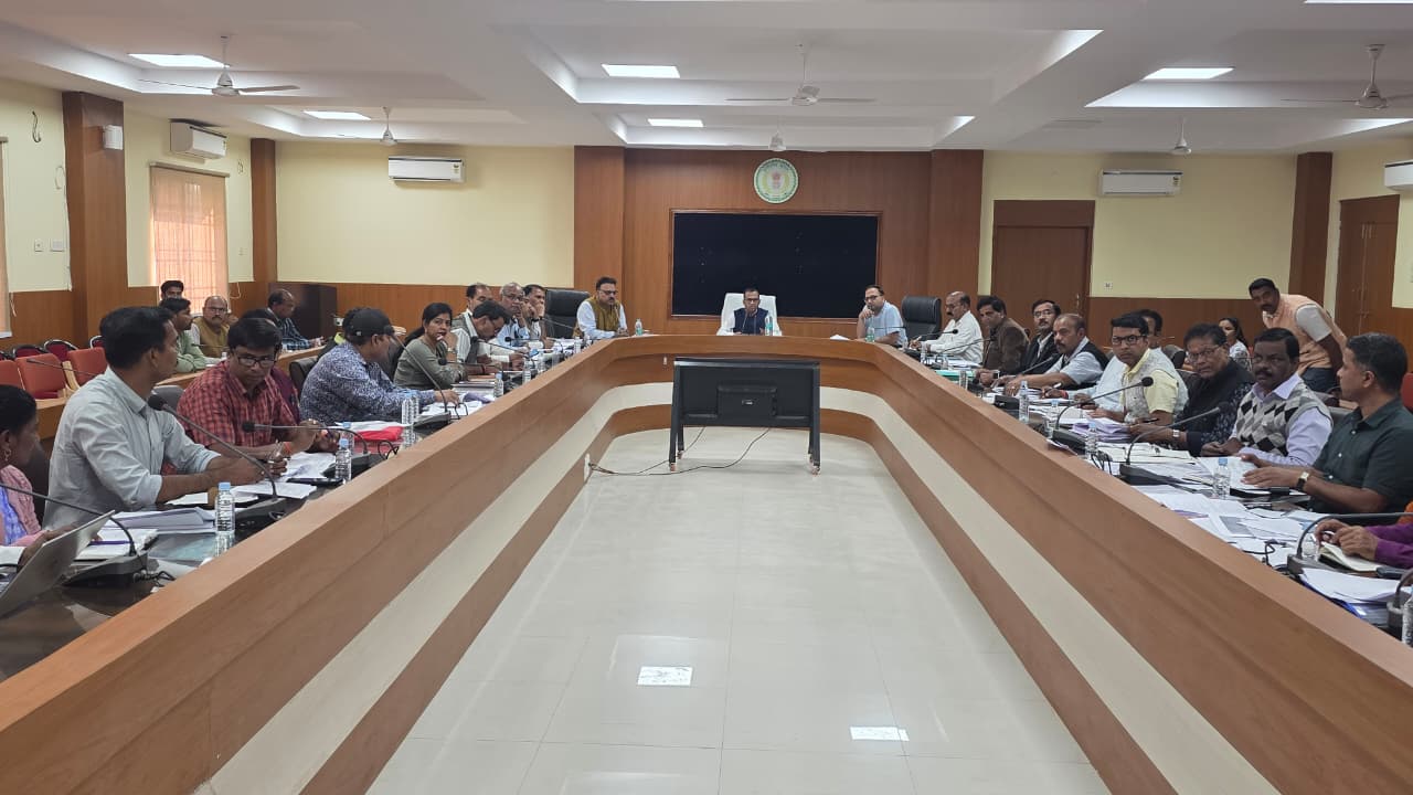 कलेक्टर ने ली स्कूल शिक्षा विभाग की समीक्षा बैठक